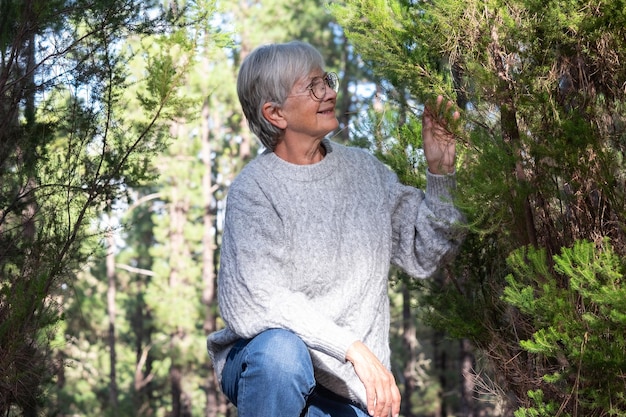 Retrato de una anciana caucásica de cabello blanco despreocupada en la excursión al bosque Sonriendo ancianos maduros disfrutando de la naturaleza cuidado del medio ambiente libertad vacaciones viajes en el bosque