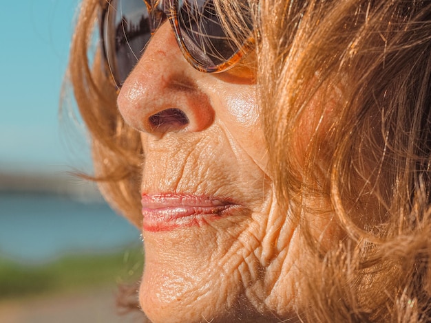 Retrato de una anciana caucásica con gafas de sol