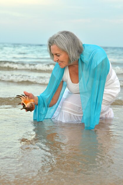 Retrato de una anciana feliz en una playa