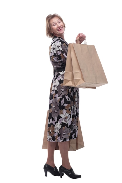 Retrato de una anciana feliz posando con su bolsa de compras