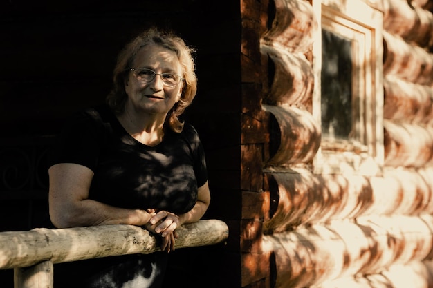 Retrato de anciana con gafas de primer plano sobre fondo natural Perfil de hombre con la luz del sol del atardecer en su rostro