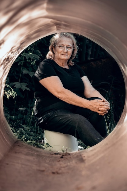 Retrato de anciana con gafas de primer plano sobre fondo natural Perfil de hombre con la luz del sol del atardecer en su rostro