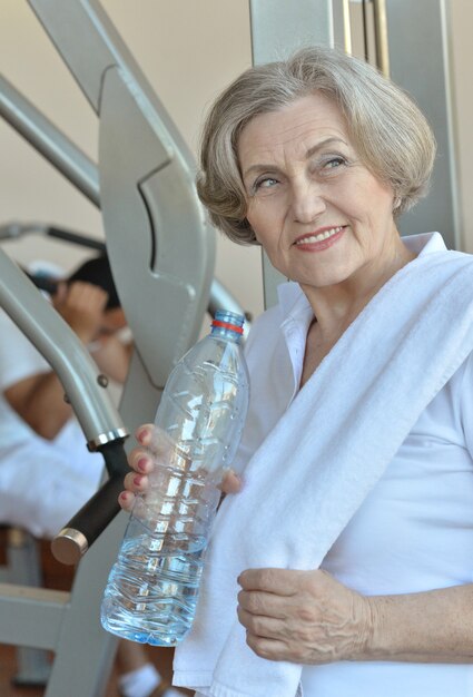 Retrato de anciana haciendo ejercicio en el gimnasio