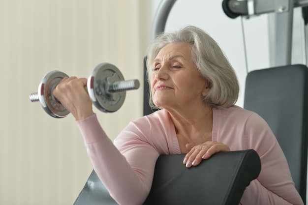 Retrato de anciana haciendo ejercicio en el gimnasio