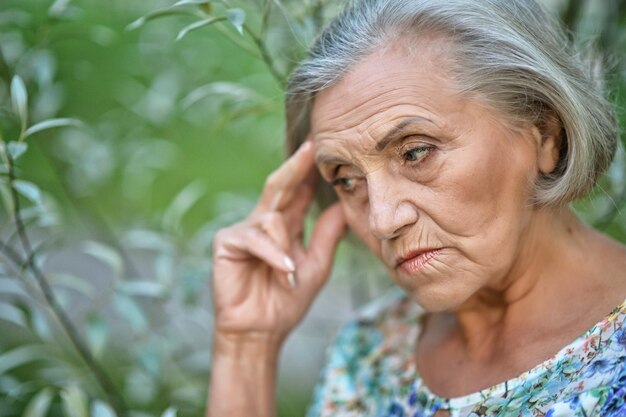 Retrato de una anciana hermosa y triste al aire libre