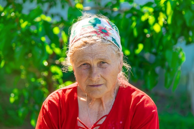 Retrato de una anciana en el jardín Enfoque selectivo