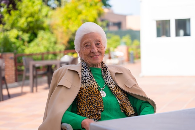 Retrato de una anciana en el jardín de un hogar de ancianos en un día soleado de verano