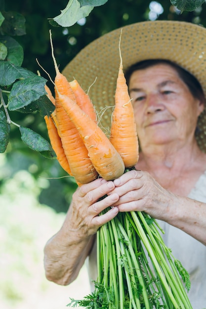 Retrato de una anciana en un sombrero con una zanahoria