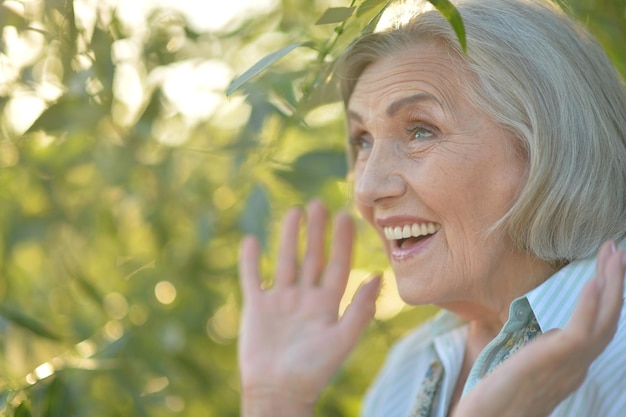 Retrato de una anciana sonriente feliz en el parque