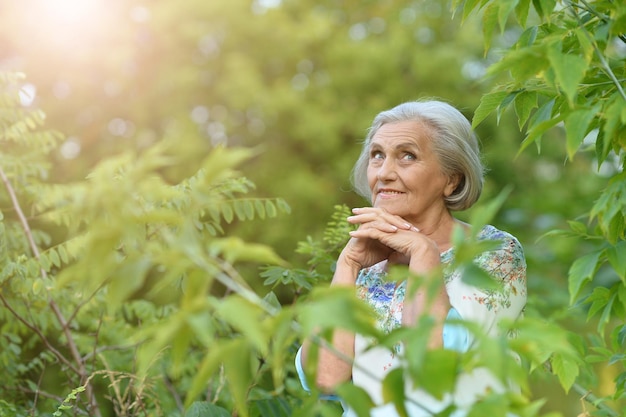 Retrato de una anciana sonriente feliz en el parque