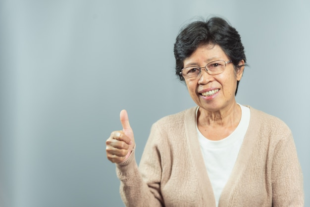 Retrato de anciana sonriente en gris