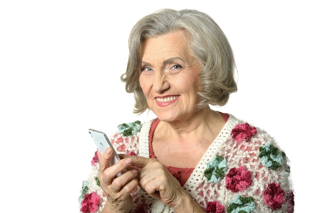 Foto retrato de anciana sosteniendo teléfono móvil y tomar una foto sobre fondo blanco.