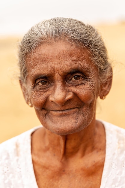 Retrato de una anciana de Sri Lanka