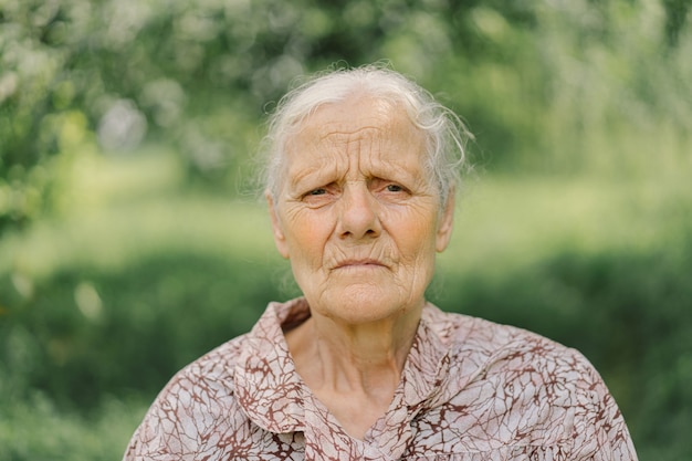 Retrato Anciana triste. Retrato de una abuela adulta canosa. Anciano deprimido que sufre de soledad