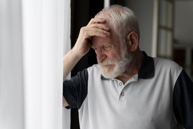 Foto retrato de anciano con alzheimer