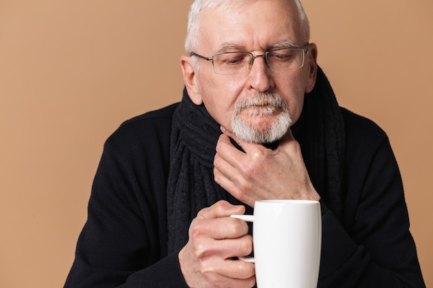 Retrato de anciano bebiendo té