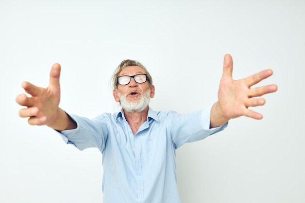 Retrato anciano en camisa y gafas posando emociones fondo aislado