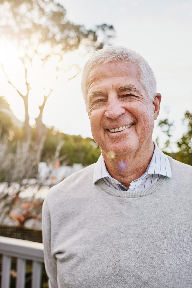 Foto retrato de anciano y cara de sonrisa o jubilación feliz y disfrutar de suecia al aire libre persona mayor dientes perfectos y libertad para la vida en el campo o pensión y vacaciones o en el parque y afuera