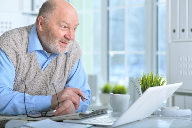 retrato, de, un, anciano, con, un, computador portatil