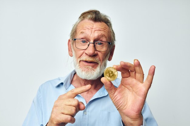 Retrato anciano cryptocurrency bitcoin inversión fondo claro