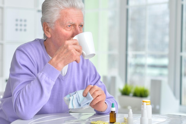 Retrato de un anciano enfermo tomando medicina