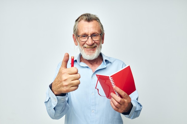 Retrato anciano escribe emociones en un cuaderno de fondo claro