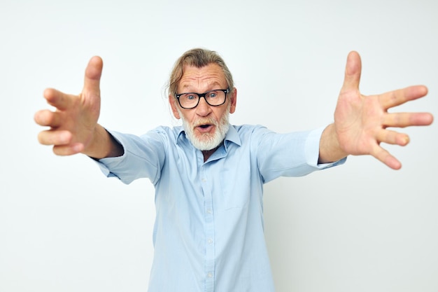 Retrato de un anciano feliz con camisa y gafas posando emociones de fondo aislado