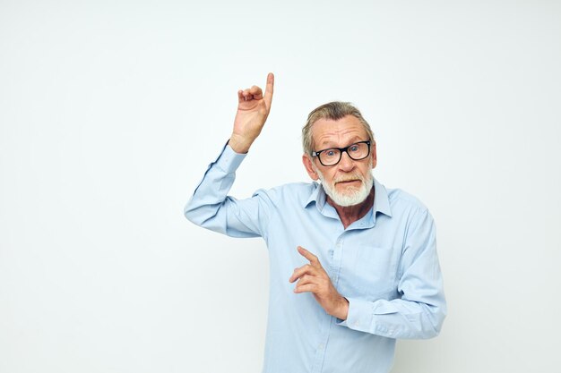 Retrato de un anciano feliz con camisa y gafas posando emociones vista recortada