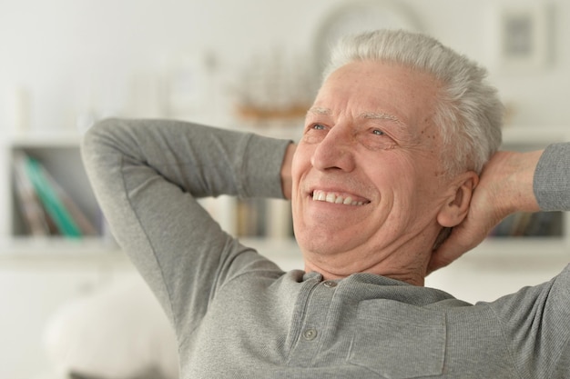 Retrato de un anciano feliz en casa