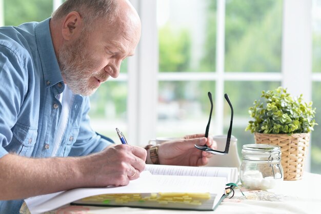 Retrato de anciano feliz con libro