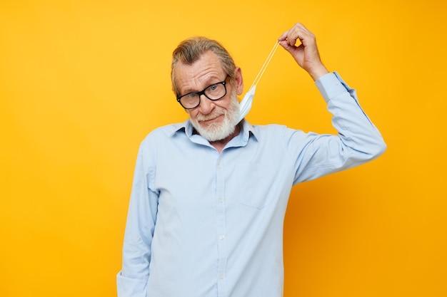 Retrato de un anciano feliz con protección de mascarillas médicas sin cambios