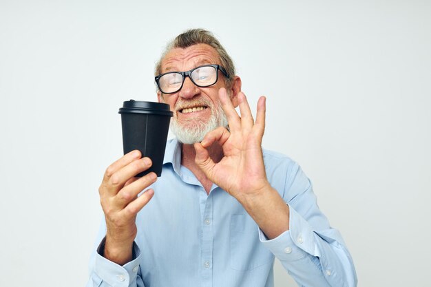 Retrato anciano con gafas y camisas vaso desechable fondo aislado