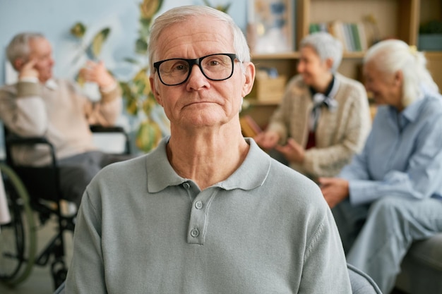 Retrato de un anciano con gafas en un centro para ancianos