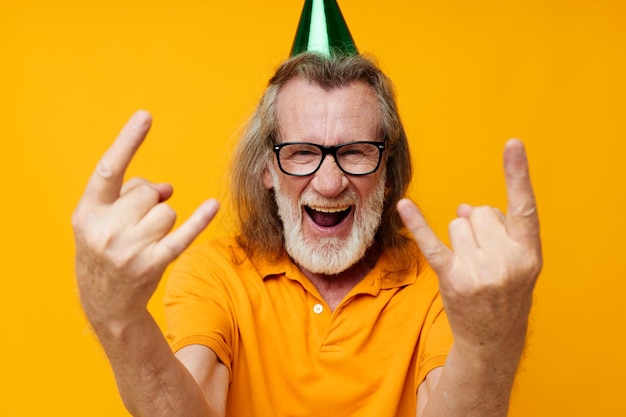 Retrato anciano con gafas gorra verde en la cabeza vacaciones emociones inalteradas