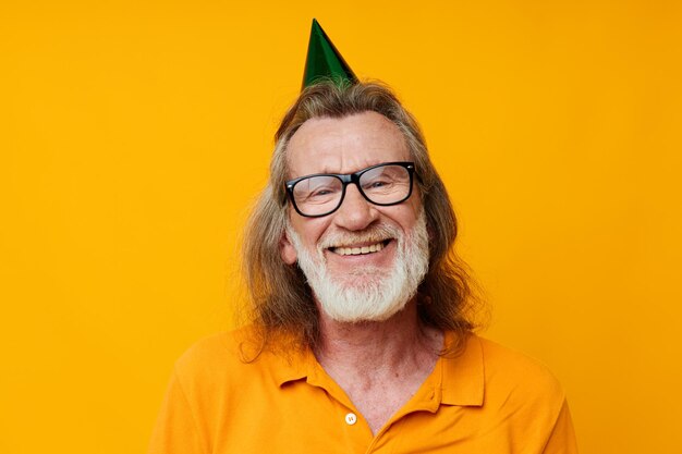 Retrato anciano con gafas gorra verde en la cabeza vacaciones emociones inalteradas