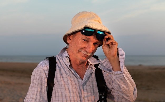 Retrato de un anciano con gafas de sol