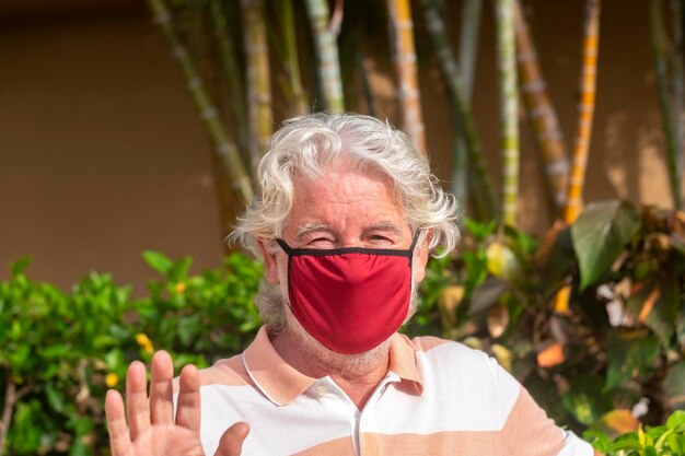 Retrato de un anciano con una máscara gestando al aire libre