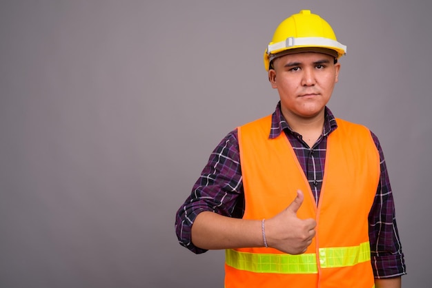 Foto retrato de un anciano de pie con ropa tradicional