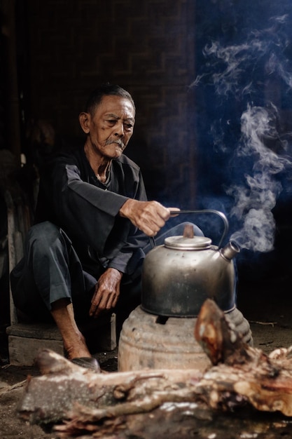 Retrato de un anciano preparando comida