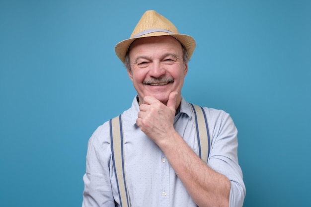 Retrato de un anciano seguro de sí mismo con sombrero de verano