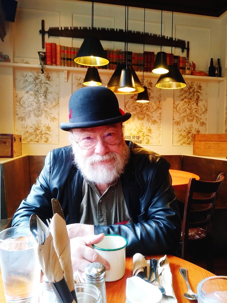 Foto retrato de un anciano sentado en una mesa de un restaurante