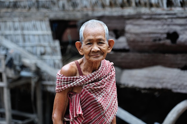 Retrato de un anciano sonriente mientras está de pie al aire libre