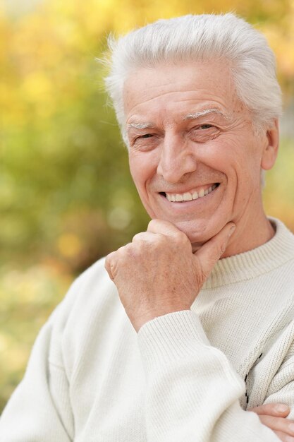 Retrato de un anciano sonriente en el parque