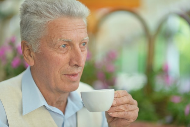 Retrato, de, un, anciano, con, taza de café