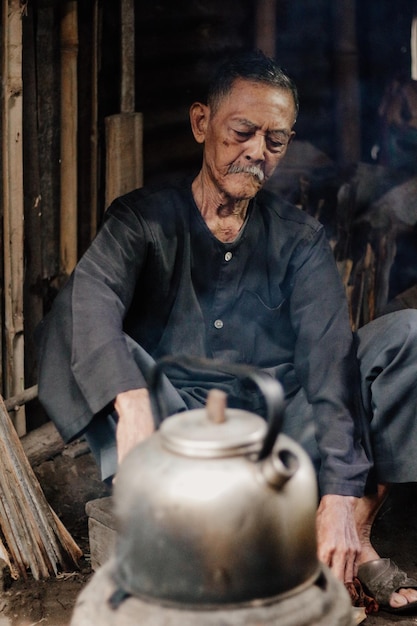 Retrato de un anciano trabajando en la cocina
