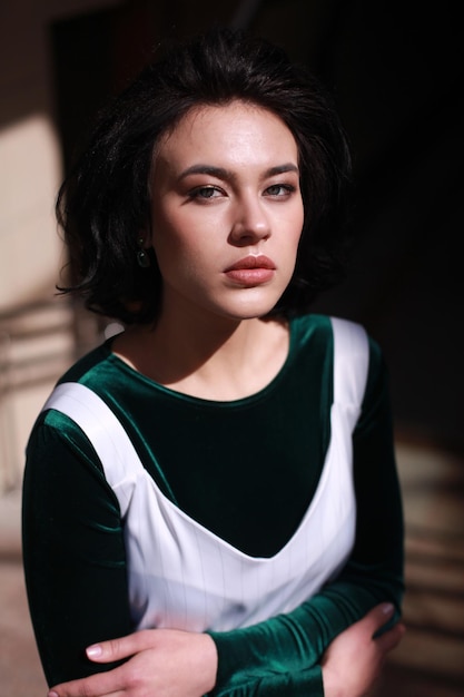 Retrato de ángulo alto de una hermosa mujer joven de pie en los escalones
