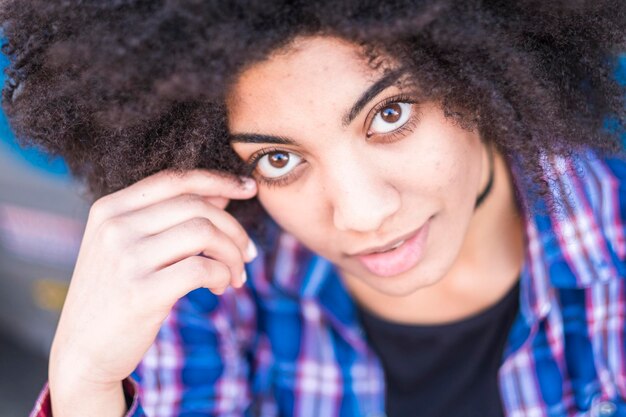 Foto retrato de ángulo alto de una mujer joven afro al aire libre