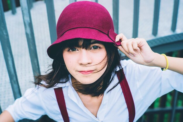 Retrato de ángulo alto de una mujer joven con sombrero al aire libre