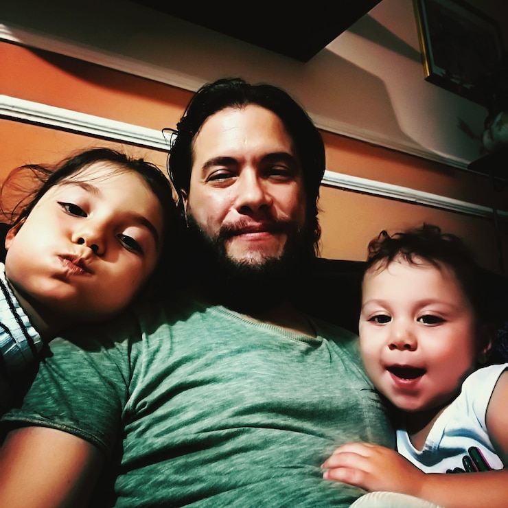 Foto retrato en bajo ángulo de un hombre con hijos sentados en casa