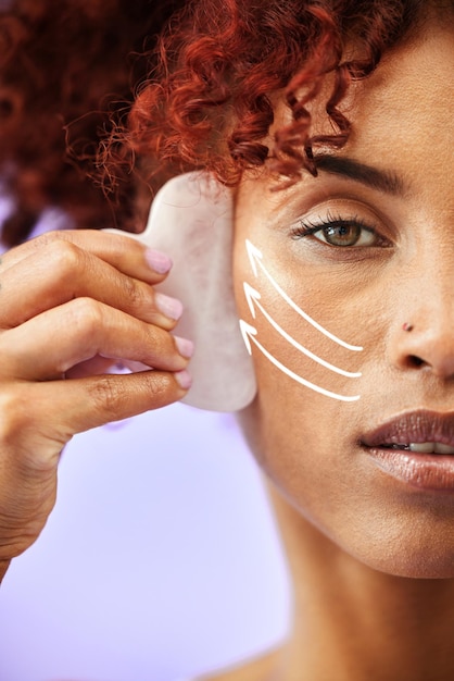 Foto retrato antienvejecimiento y mujer con cuidado de la piel gua sha y tratamiento de belleza médica en un fondo de estudio púrpura flecha de relleno de colágeno estético facial o transformación de la cara del paciente con cosméticos